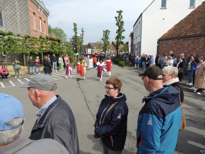 Veel belangstelling voor de processie in het oud-dorp.