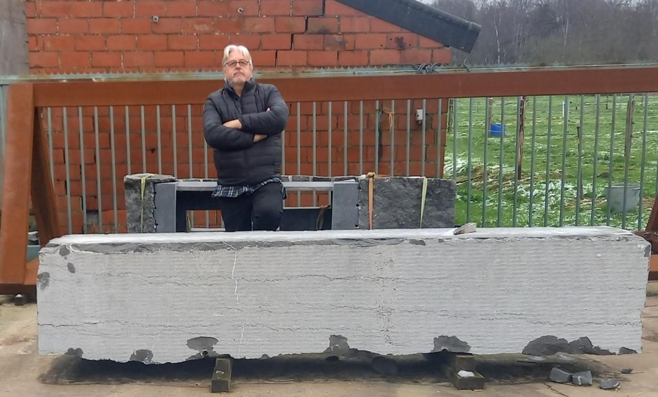 Eric bij de monumentale steen die hij bewerkt voor het open atelier weekend in Wuustwezel.