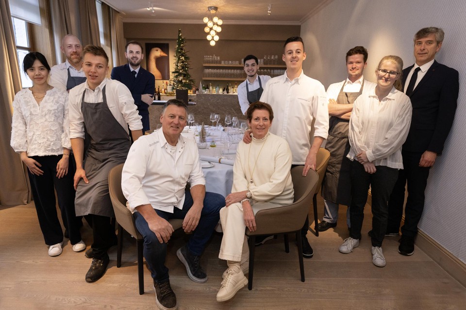 Het volledige team van restaurant De Pastorie, met op de voorgrond Carl en Loes en zoon Wout rechts van zijn moeder.