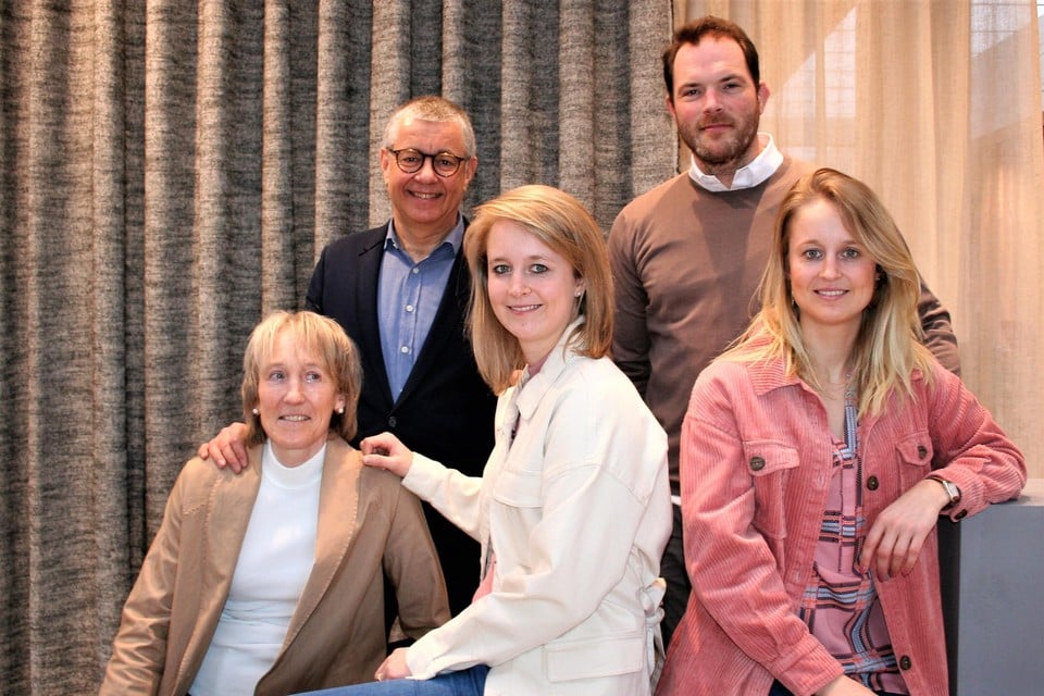 Tweelingzussen Carole en Justine (hier samen met haar partner Peter), en hun ouders Marc en Herlinde zijn klaar om de 145-jarige Timmermans-geschiedenis voort te zetten.