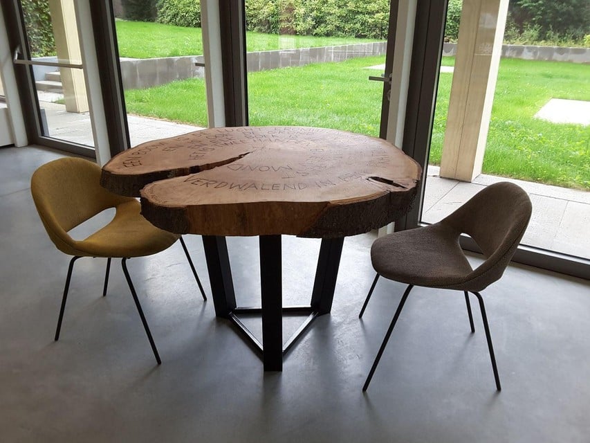 De tafel bevindt zich in de koffiehoek.
