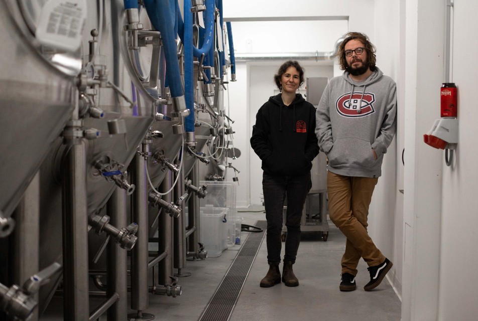 Samia en Rémy staan in hun brouwerij Misery Beer Co. in het Waalse Harzé. Zij leden ook schade na de wateroverlast.