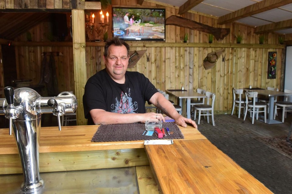 “Ik verwacht een gepeperde boete. Na een jaar met amper inkomsten valt dat zwaar”, zegt cafébaas Bart Van Looy.