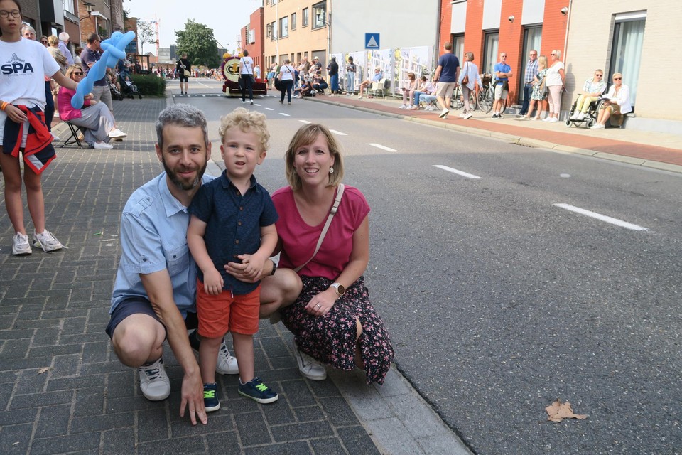 Oud-deelnemer en fan van de Kleine Bloemenstoet Jeroen Peeters met vrouw en zoontje langs het parcours.