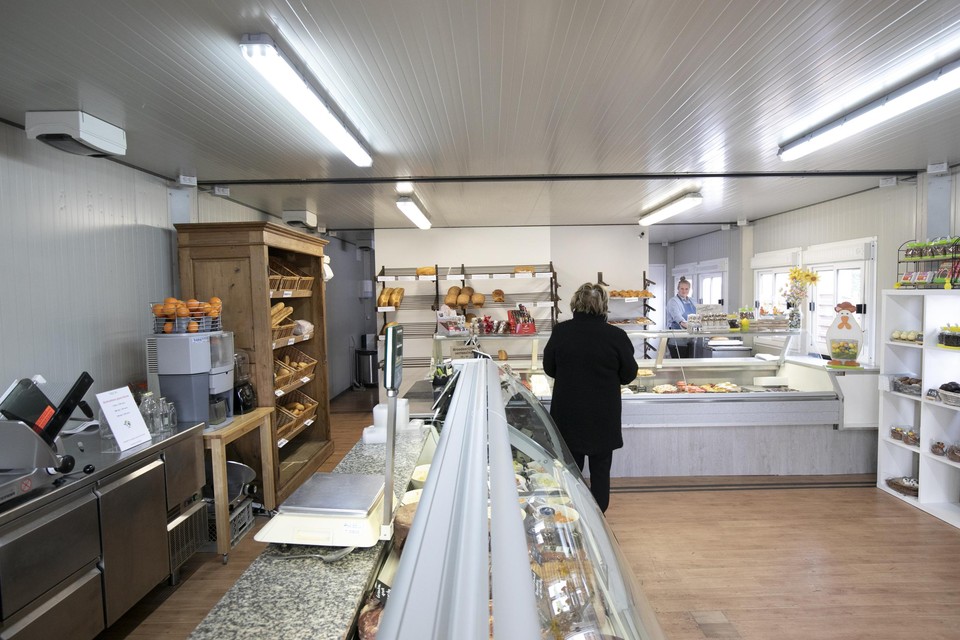 De diefstal van de geldautomaat vond plaats in de containerwinkel van het koppel, aan de overkant van de straat waar deze zomer hun nieuwe winkel opent