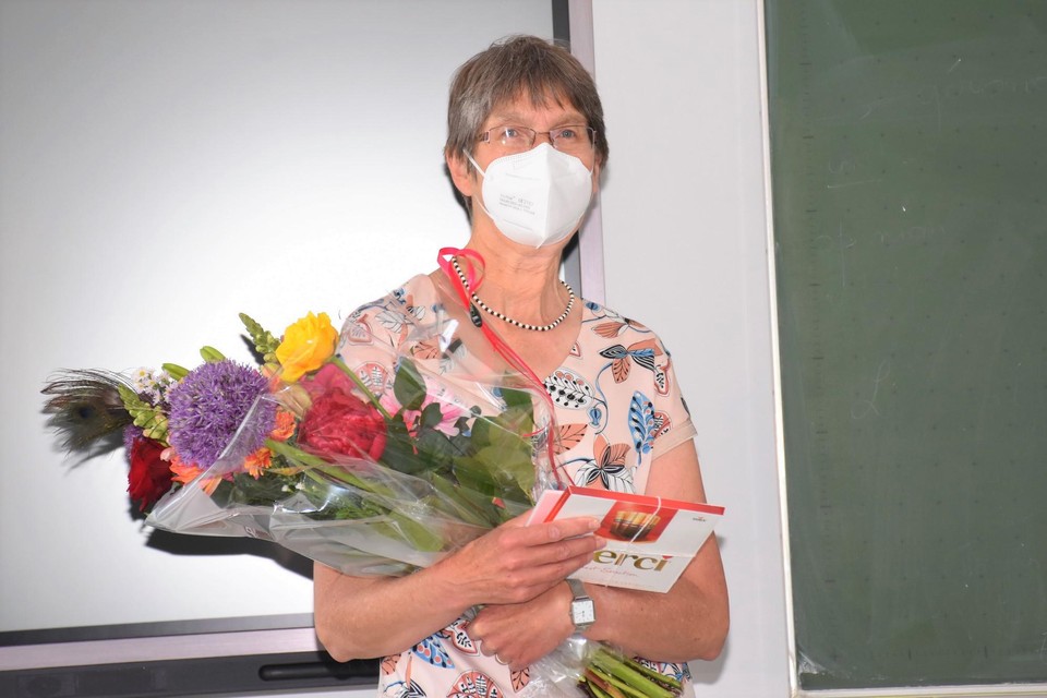 Tijdens haar laatste les werd wiskundeleerkracht Erna Van den Heule in de bloemetjes gezet.
