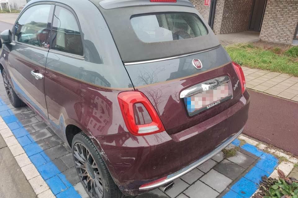 Deze Fiat 500 werd gestolen op de parking van de Brico in Borsbeek. 