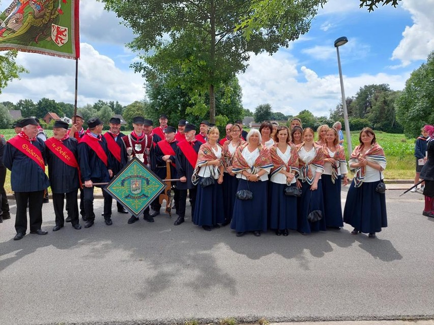 De dames van de Sint-Jobse Sint-Jorisgilde staken helemaal in het nieuw en hadden veel bekijks.