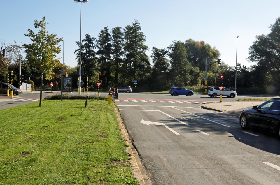 In samenwerking met het Agentschap Wegen en Verkeer wordt het kruispunt met de Ekersesteenweg compacter en leesbaarder. 