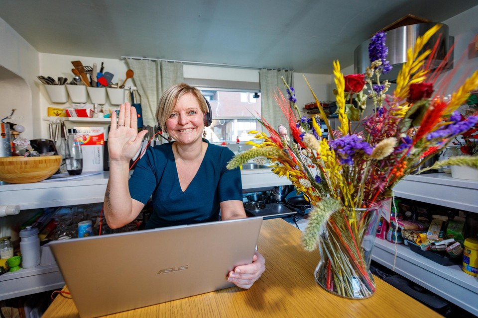 Shanna Jacops legt de eed af vanuit de keuken in haar kajuit.