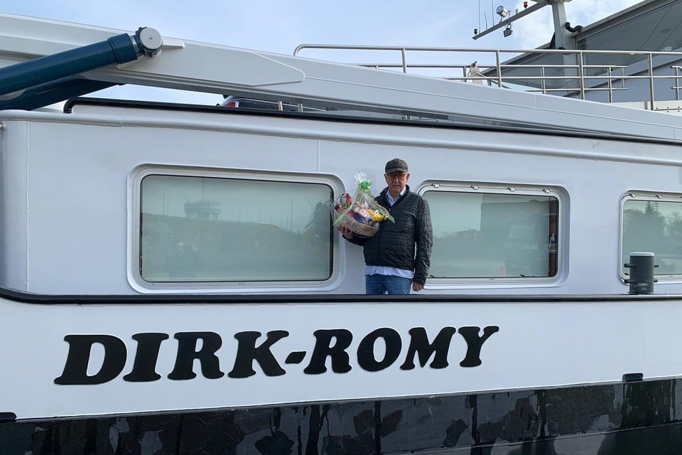 Binnenschipper Dirk van Dijk (72) van de Dirk-Romy aan de kade bij Adams Polendam in Massenhoven waar hij een mand lekkers kreeg.