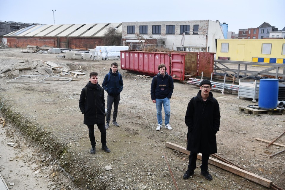 Van links af: Robin Vandenbussche , Jannes Maes, Ignace Helsen en Jelte Janssens aan de brug van het Sportpaleis. Hier willen ze graag een groene hub zien verrijzen.