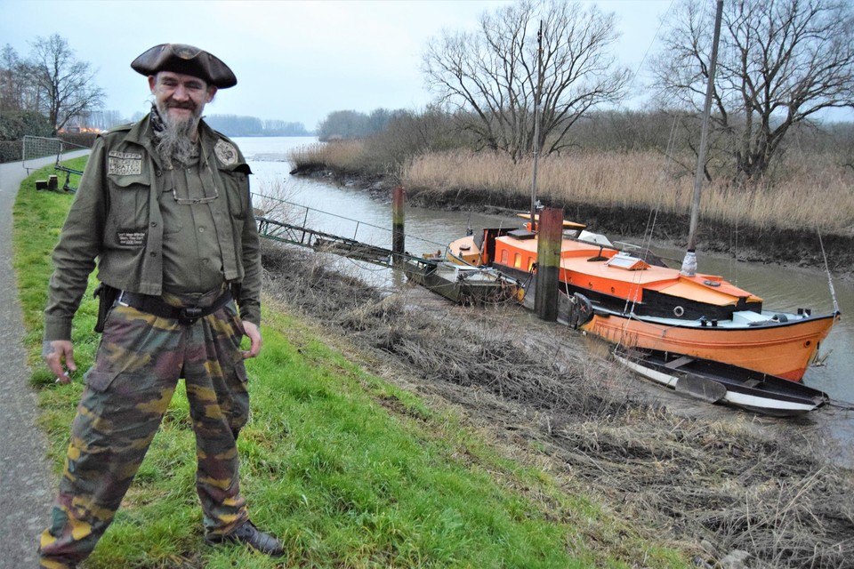 Winnetou aan zijn schip, dat in Zwijndrecht werd gebouwd.