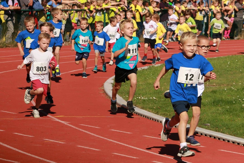 Een sfeerbeeld van de zonovergoten scholencross in september 2018.