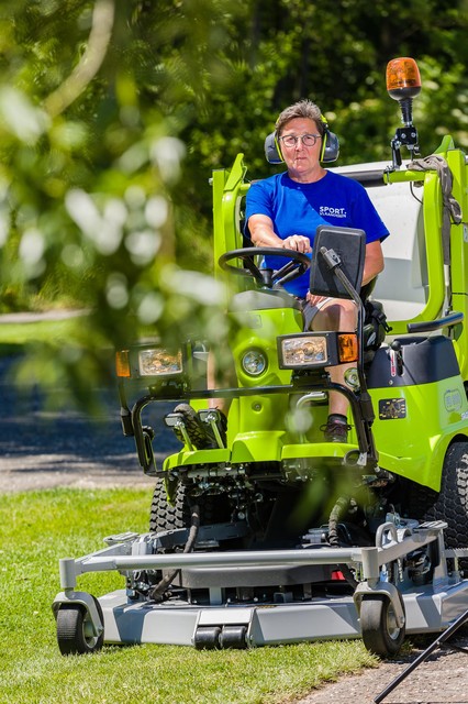 Anita maait het gras