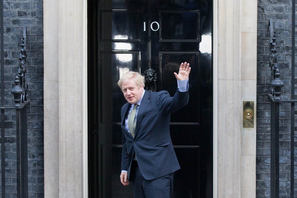 Brits premier Boris Johnson voor zijn ambtswoning in Downing Street. 