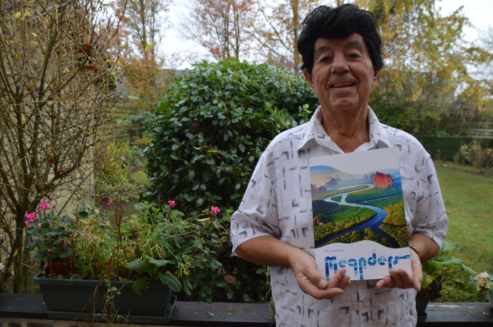 Theo met zijn boek met op de cover een meanderende rivier.