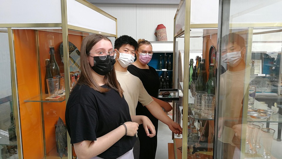 Femke, Jacky en Jitse (van links naar rechts) helpen de verzamelaar om zijn collectie aantrekkelijk te etaleren.