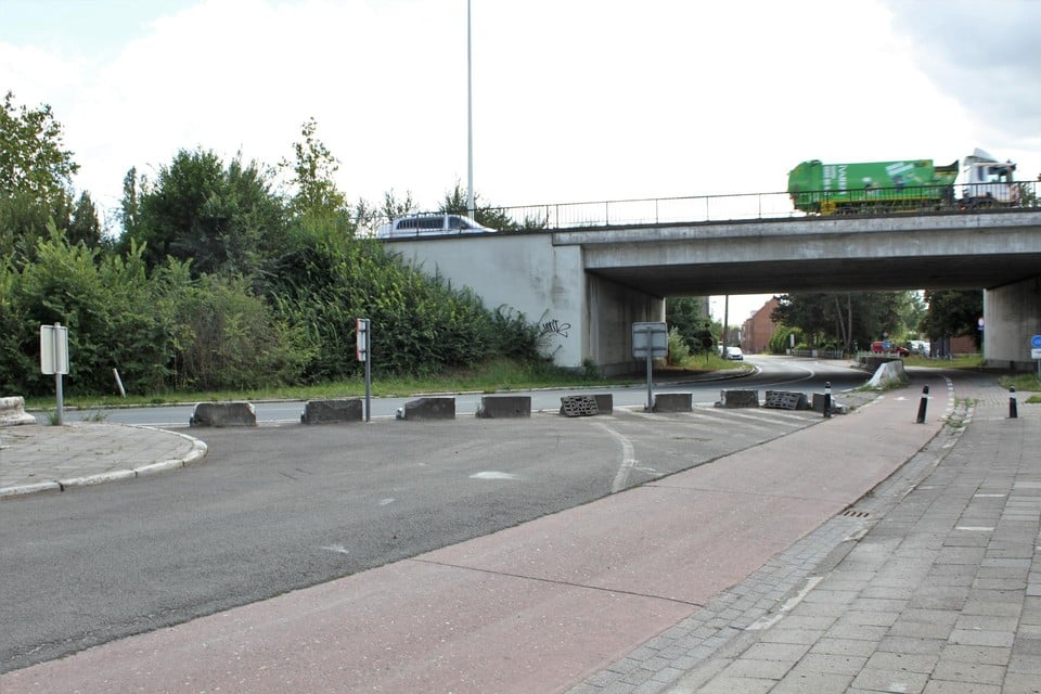 De Waversesteenweg (N108) in Lier. Aan de andere kant van de brug ligt Anderstad.