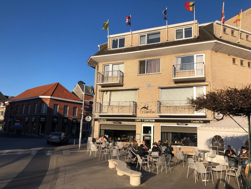 Café ’t Centrum op het Kerkplein in Beerse is al vijftig jaar een vaste waarde in het dorp. Bij goed weer zit het terras altijd vol. 