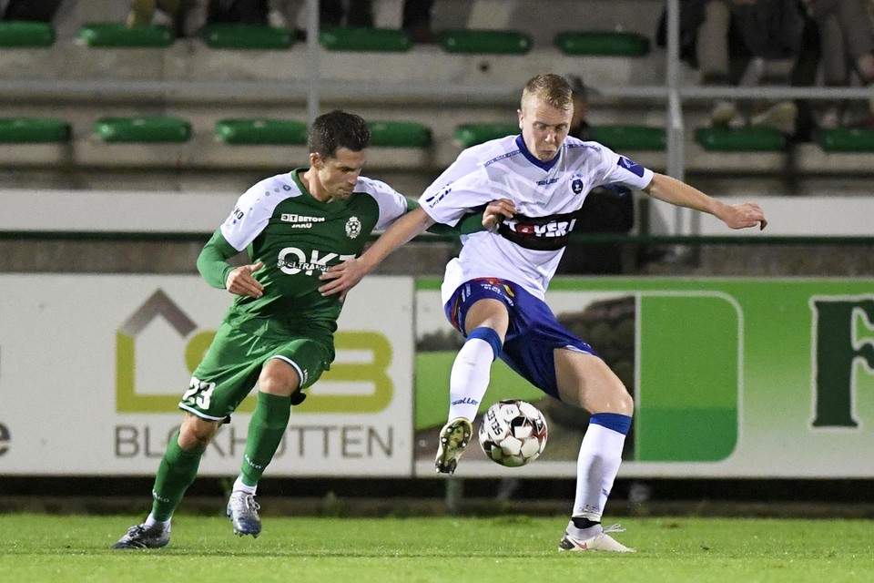 Een beeld uit de wedstrijd tussen Dessel en Heist waarbij Heist-speler Jo Gilis (rechts) de bal afschermt voor Jasper Sols. Gilis scoorde overigens het tweede Heistse doelpunt.
