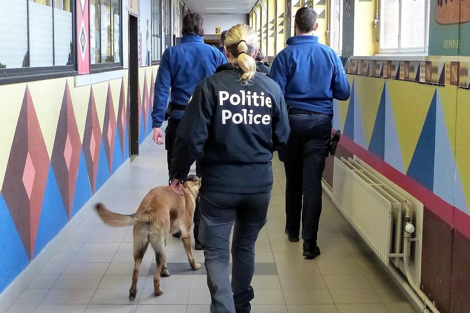 De politie voert geregeld drugscontroles uit in de scholen van Geel.