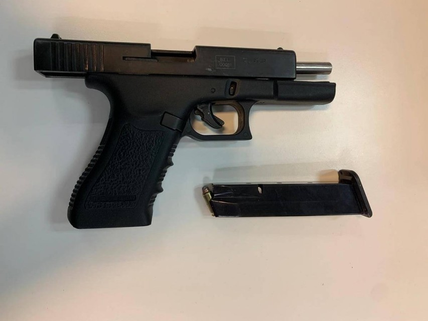 Bij de huiszoekingen werd ook een uitgeboord Glock-alarmpistool aangetroffen. 