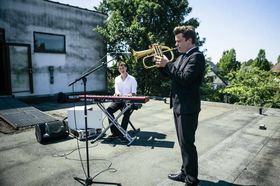 Jo Hermans met pianist David Thomaere op het dak van zijn toekomstige woonst annex muzikale werkplaats in Kontich. “Dit moet een soort fair trade-plek voor artiesten worden.” 