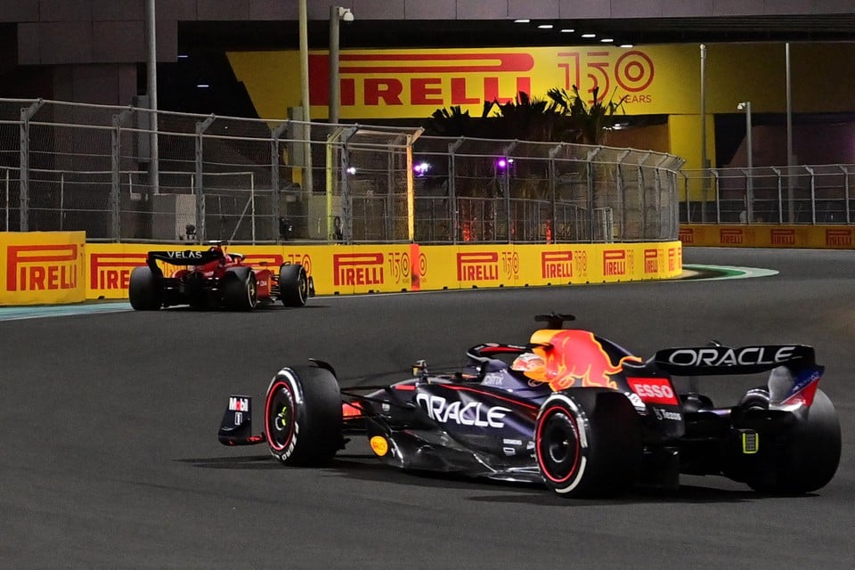 Vorig jaar moest Max Verstappen in Jeddah lange tijd Charles Leclerc achtervolgen.