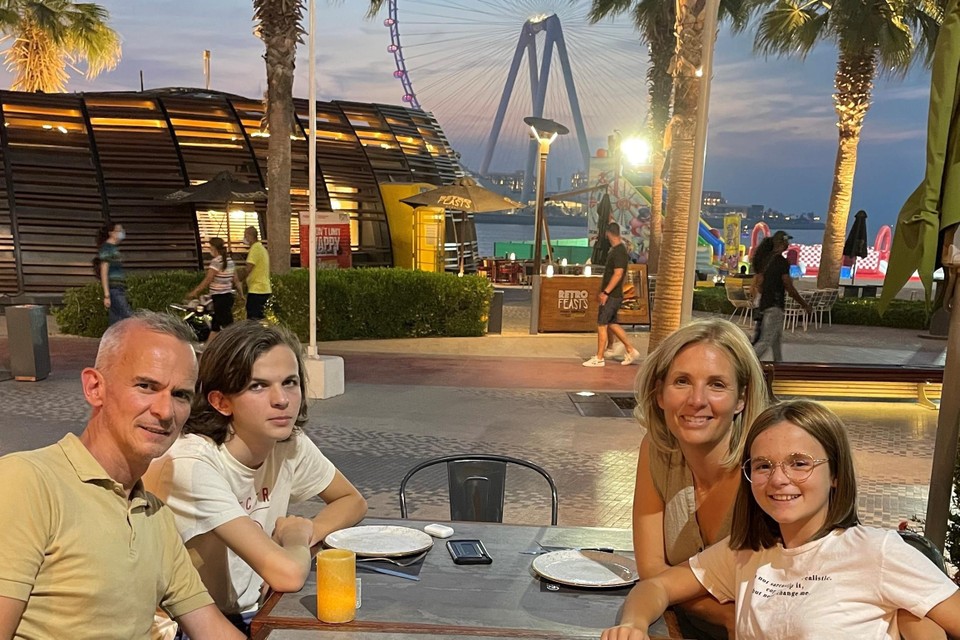 Yves, Amaury, Inge en Julietta dineren met zicht op Bluewaters Island, een bekend kunstmatig aangelegd eiland in Dubai. 