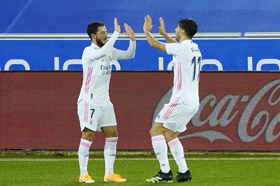 Eden Hazard viert zijn doelpunt met Marco Asensio.