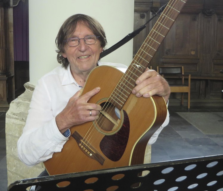 Fik en zijn gitaar zijn onafscheidelijke vrienden.