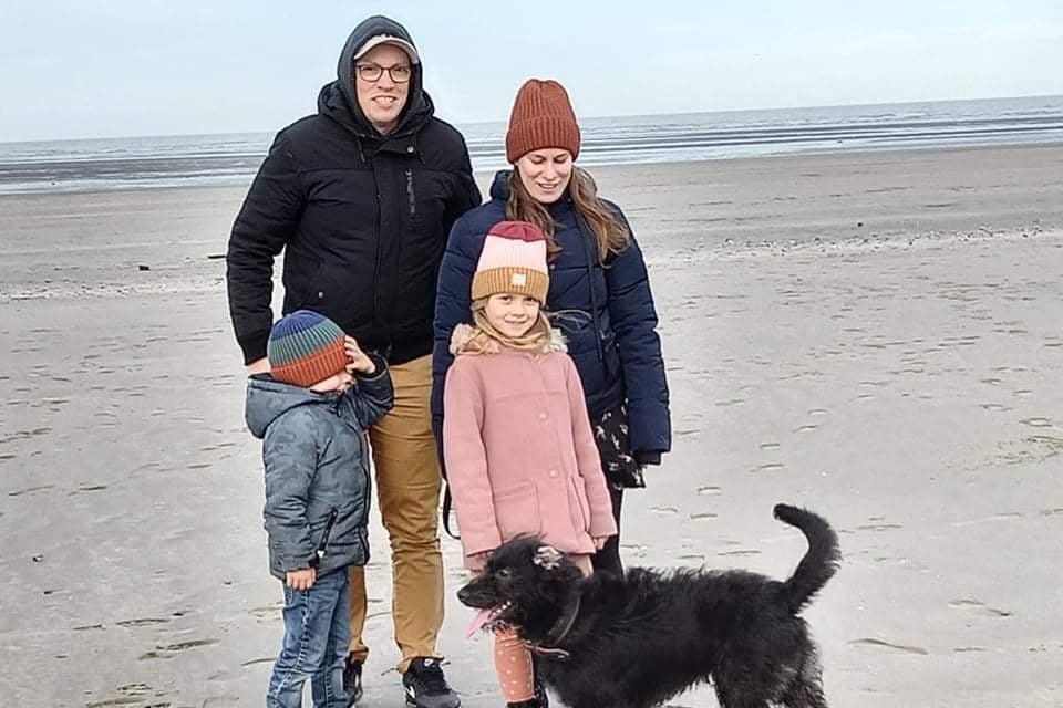 Kimberly Brabant en haar gezin met Mauro aan zee.  