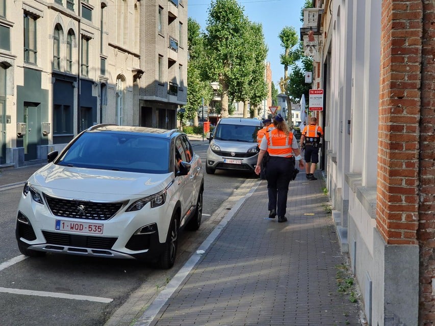 De politie kan na een half uur de buurman tot bedaren brengen en bestuurlijk aanhouden.  