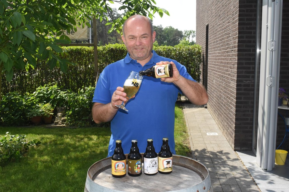 Norman Sterkens schenkt een Wijze Gijs in.