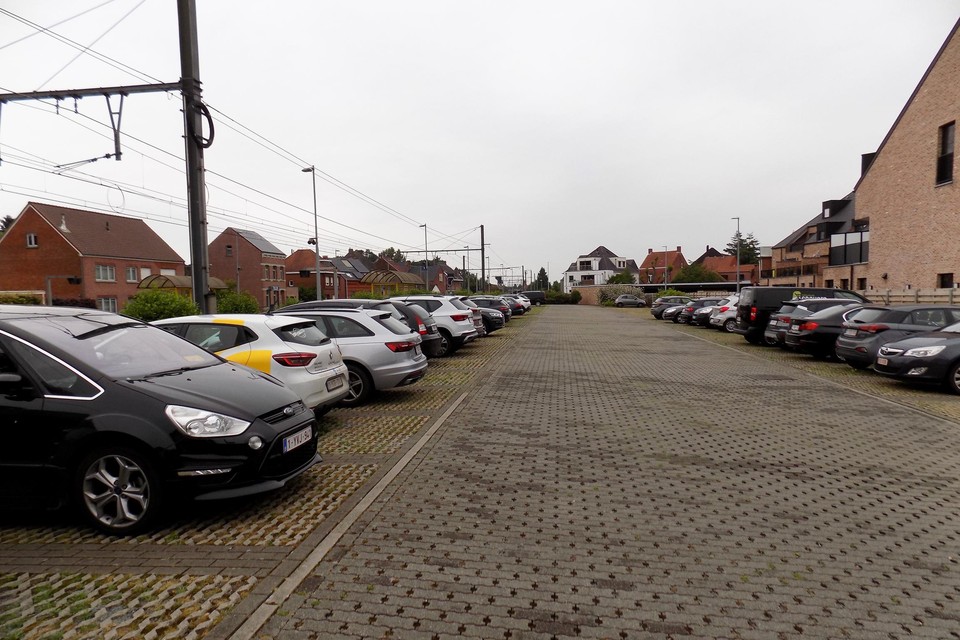 Spoorwegmaatschappij NMBS wil deze parking aan het station van Tielen ook betalend maken.