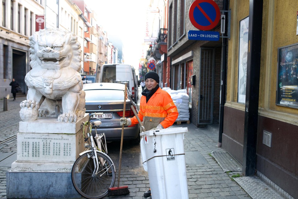 In een ander sprookje komen de leeuwen van de Van Wesenbekestraat ’s nachts tot leven.