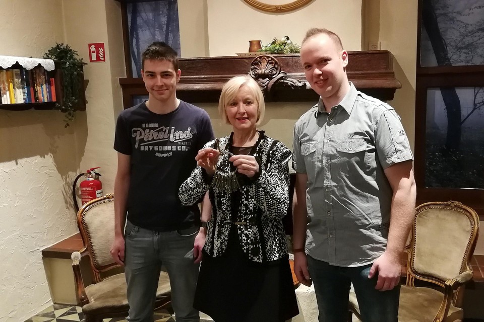 De Geelse burgemeester Vera Celis opende twee jaar geleden met uitbaters Davy De Vries (links) en Rob Geyskens het Escape Hotel, maar het was door corona hooguit een jaar open. 