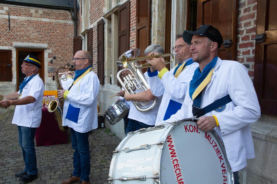 Een gelegenheidsfanfare begeleidde de Lustige Gans naar het districtshuis.