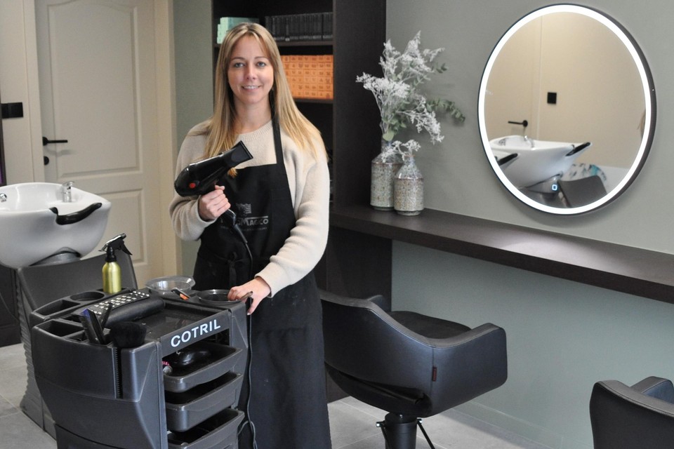 Marijke Van Bossche staat klaar om klanten te ontvangen in haar energieneutrale kapsalon Ma’hair. 