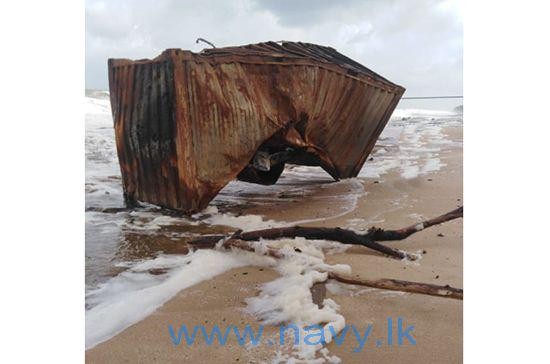 Een uitgebrande en overboord gevallen container spoelde aan op het strand van Thalahena in het Sri Lankese Negombo
