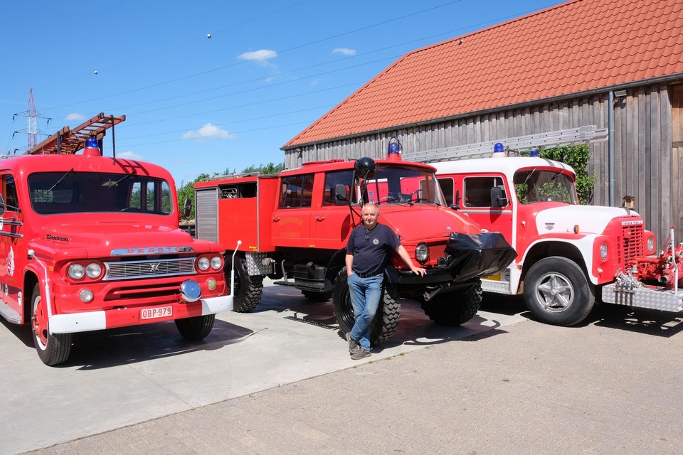 Erik Thys met drie van zijn brandweerwagens. 