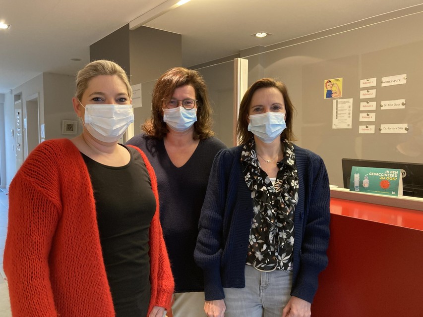 Dr. Isabelle Moriau (midden), geflankeerd door baliemedewerkers Mieke (links) en Caroline. 