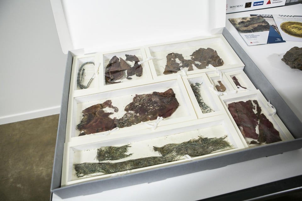 Restanten van wat in het houten kistje in de Sint-Romboutskathedraal werd aangetroffen. 