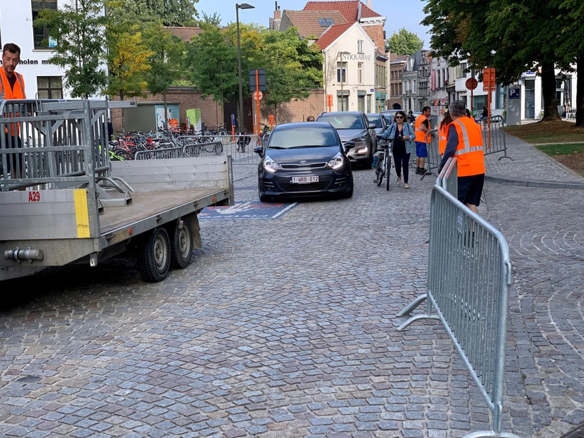 Medewerkers van de uitvoeringsdiensten zijn volop in de weer met het plaatsen van nadarafsluitingen.