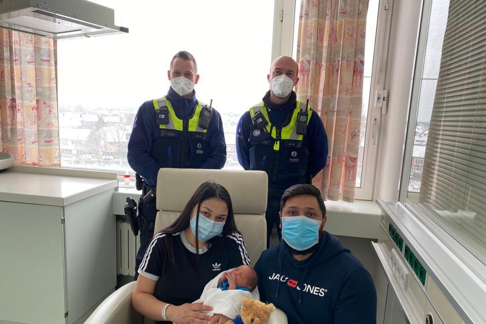Zorana, haar echtgenoot Osman en hun zoontje Ismael stellen het goed. Ze kregen dit weekend al bezoek van inspecteurs Dave en Rob, die een belangrijke rol speelden in de goede afloop van de bevalling.