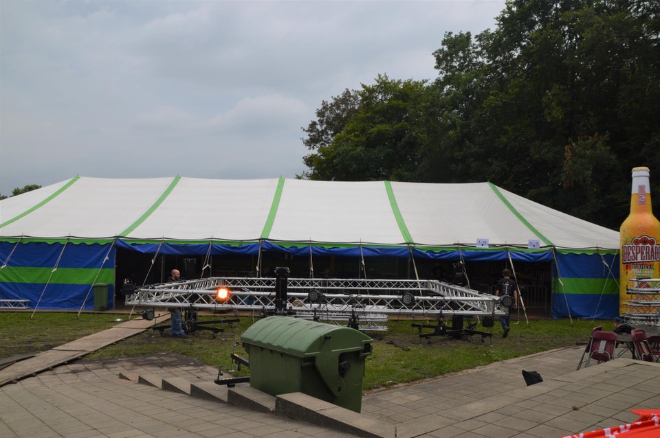 In deze extra lange tent speelt alles zich af de komende week.