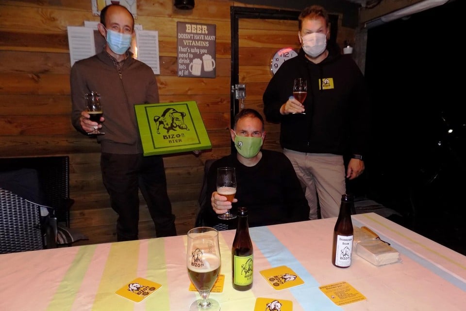 Hobbybrouwers Luc Michielsen, Bart Lauvrys en Dirk Verheyden uit Beerse toosten op het succes van de nieuwe actie om het Bizonbier te promoten.
