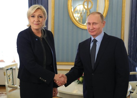 Deze foto van Marine Le Pen en Vladimir Poetin breekt de Franse presidentskandidate nu zuur op. 