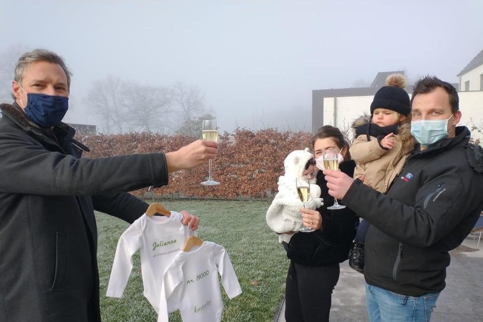 Julienne Noyens is officieel de 19.000ste inwoner van Kasterlee. Om dat een beetje te vieren, kwam burgemeester Ward Kennes (CD&V) van Kasterlee langs bij de fiere ouders, Jhon Noyens en Charlotte Diels.